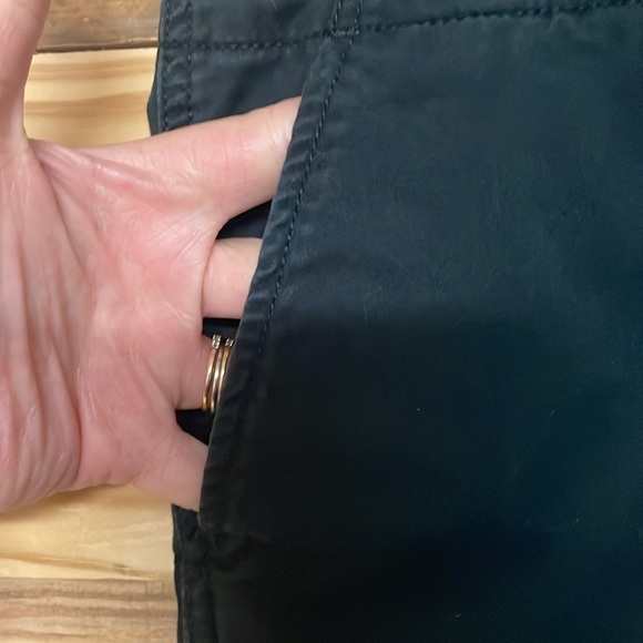 GAP size 8 Black Mid-rise Stretchy 4.5” Inseam Chino Shorts with Pockets - Picture 3 of 9